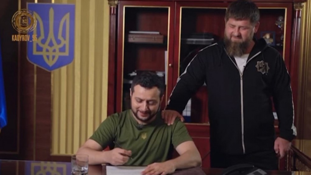 Dacă nu în realitate, măcar pe TikTok. Kadîrov a regizat o scenetă ridicolă despre o falsă capitulare a Ucrainei, cu un actor rus în rolul lui Zelenski